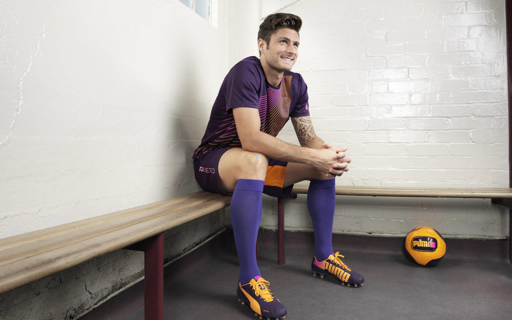 河床求租阿连德报价遭塞尔塔拒绝，球员出售计划成转会市场焦点